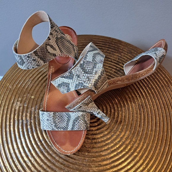 Vince Camuto Olinsa Natural Gold Metallic Snake Leather Cork Trimmed Sandal 8.5 - Picture 2 of 9